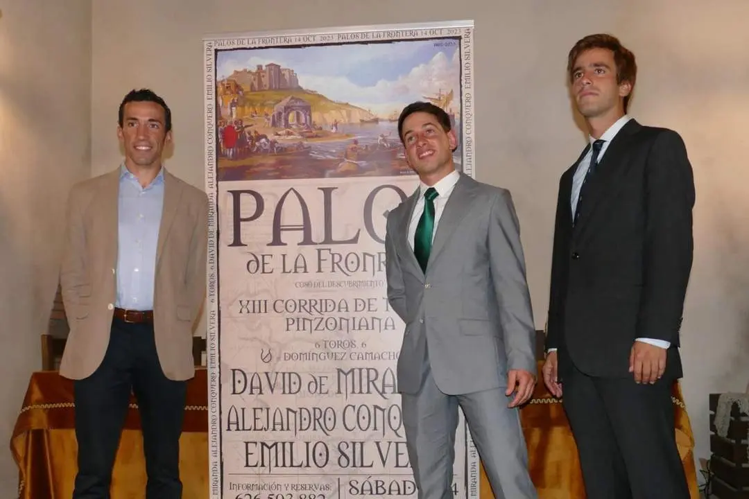 Los tres toreros protagonistas de la Corrida Pinzoniana ante el cartel - VH