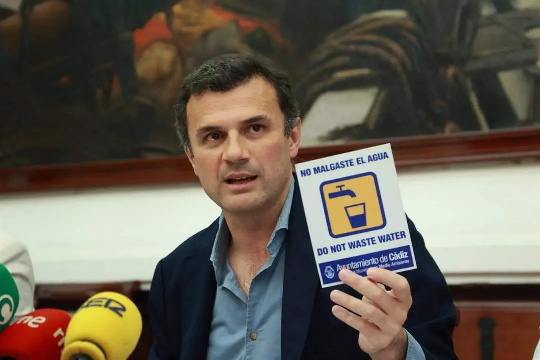 Bruno Garc&iacute;a, con un cartel para concienciar con el ahorro de agua. - VIVA