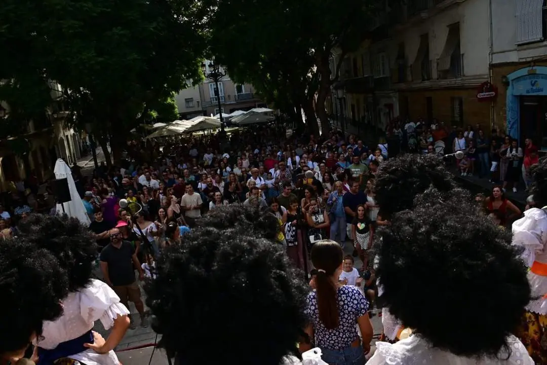 Lleno absoluto en la plaza del Mentidero con la Sail GP. - EULOGIO GARC&Iacute;A