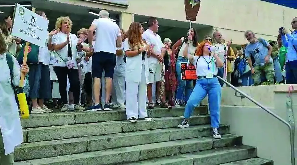 Manifestaci&oacute;n a las puertas del Puerta del Mar.  - Viva