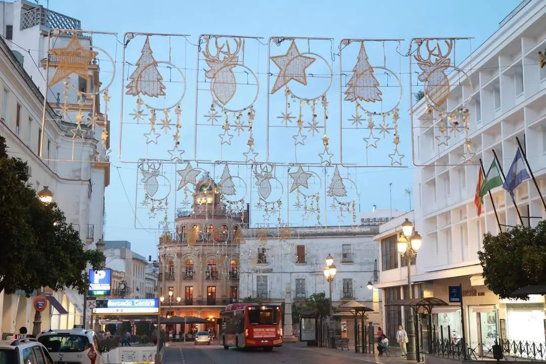 Imagen del alumbrado ya instalado en calles del centro de Jerez - Cristo Garc&iacute;a