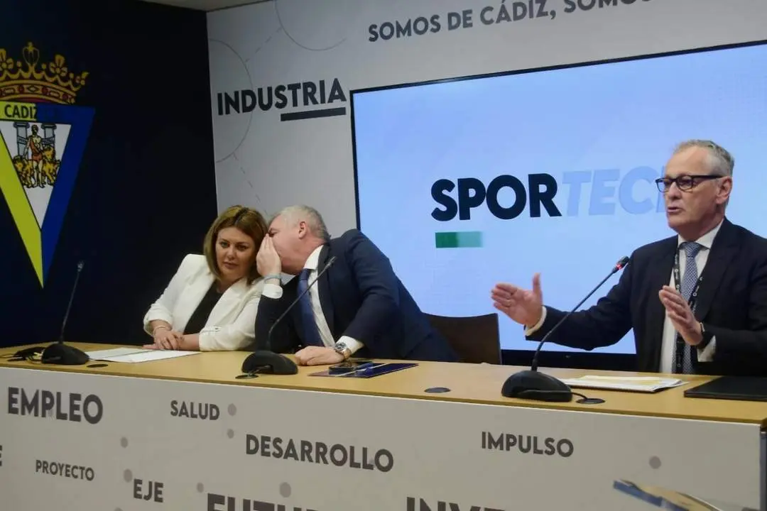 La alcaldesa de Puerto Real, Elena Amaya, con el presidente del C&aacute;diz, Manuel Vizca&iacute;no, y el responsable del fondo M&aacute;r Oce&aacute;na, Ricardo G&oacute;mez. - Eulogio Garc&iacute;a
