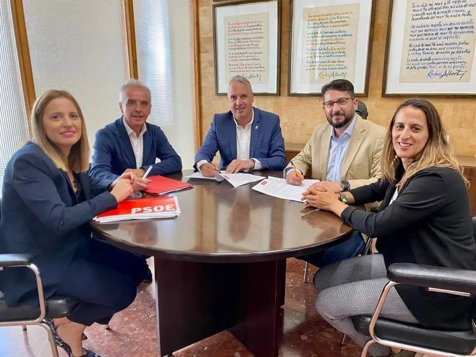 Ruiz Boix y Jorge Rodr&iacute;guez sellando el acuerdo. - PSOE / IU