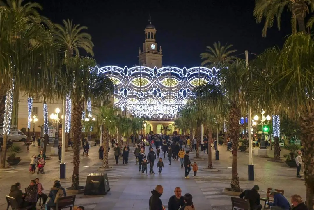 Iluminaci&oacute;n navide&ntilde;a de la plaza de San Juan de Dios en 2022. - Ayto. de C&aacute;diz