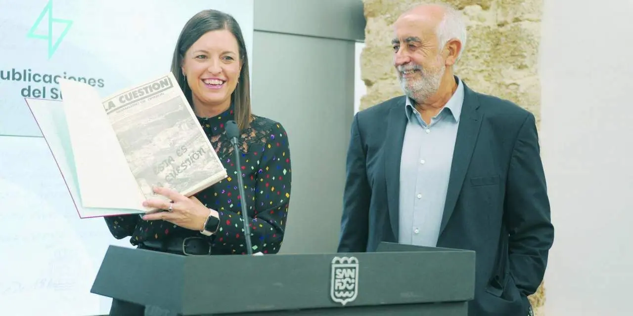 Patricia Cavada mostrando el primer n&uacute;mero de La Cuesti&oacute;n - Viva