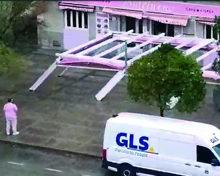 &ldquo;Los trabajadores intentaron agarrar entre todos la terraza, pero el viento les llevaba"