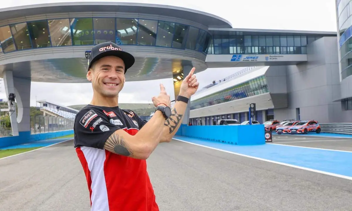 &Aacute;lvaro Bautista posa en la recta de meta del Circuito de Jerez. - Circuito de Jerez