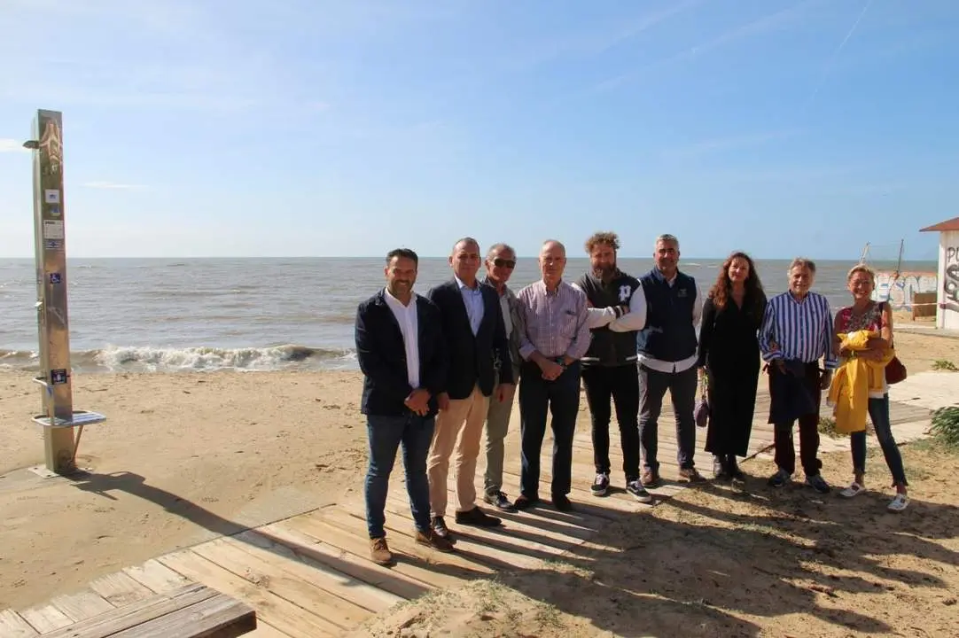 Visita de representantes de VOX a la playa de El Portil - VOX