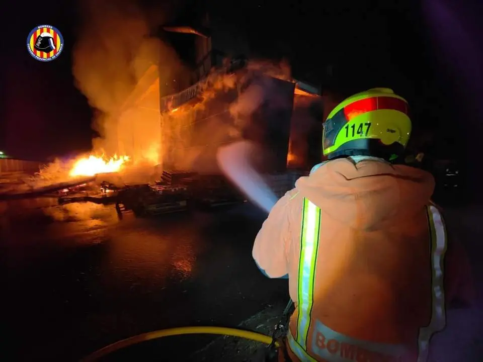 Bomberos sofocan un incendio en una f&aacute;brica, en una imagen de archivo. - CONSORCIO