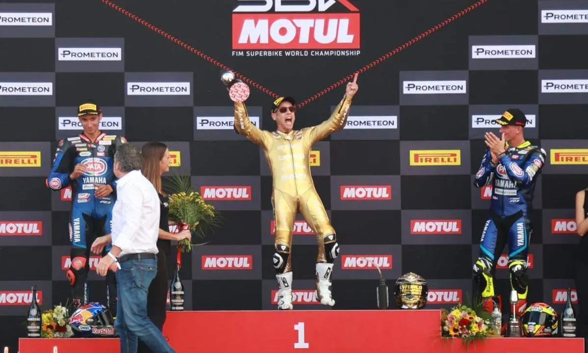&Aacute;lvaro Bautista celebra la victoria y el t&iacute;tulo en Jerez. - Cristo Garc&iacute;a