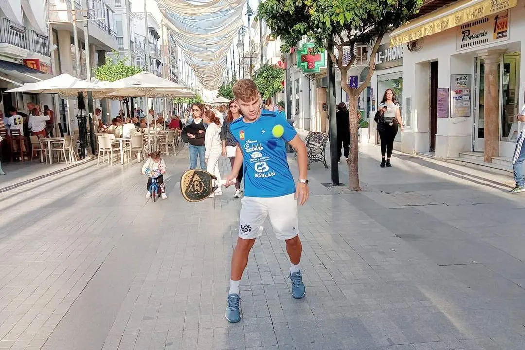 Javi N&uacute;&ntilde;ez con su pala y una pelota en la Calle Ancha - Ra&uacute;l J. Bustillos