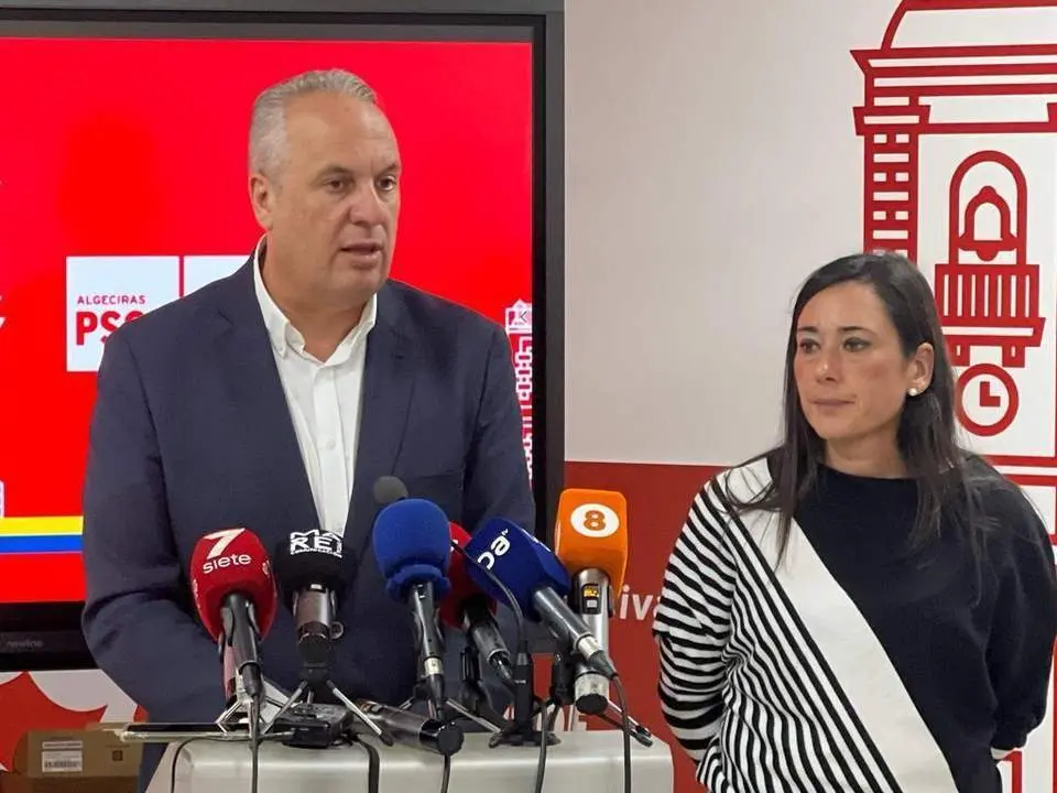 Juan Carlos Ruiz Boix, con Roc&iacute;o Arrabal, en rueda de prensa. - AI
