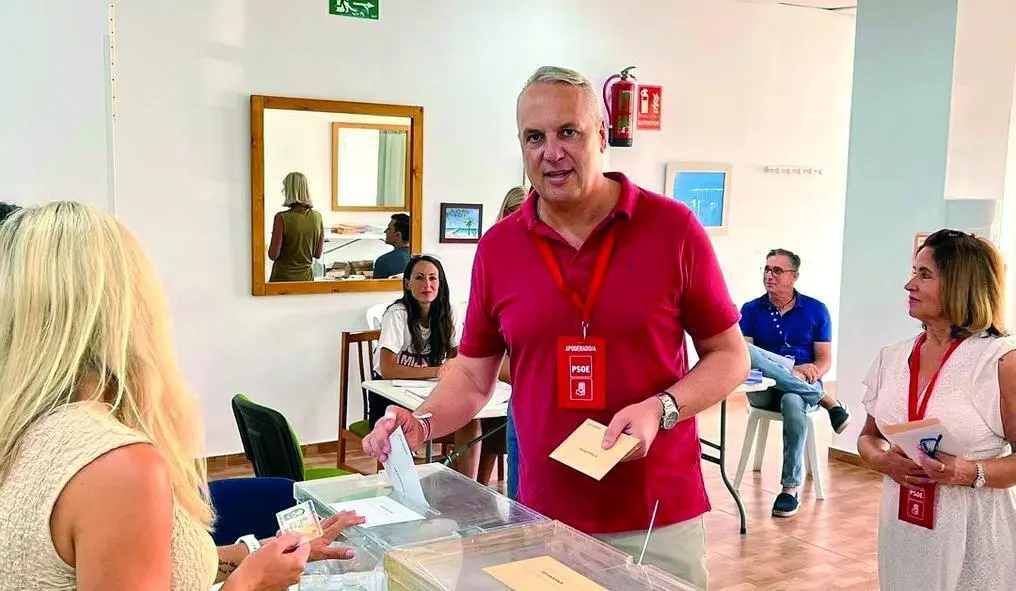 Ruiz Boix vota en San Roque. - AI