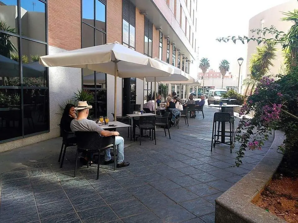 Terraza de un restaurante en Almer&iacute;a. - Archivo