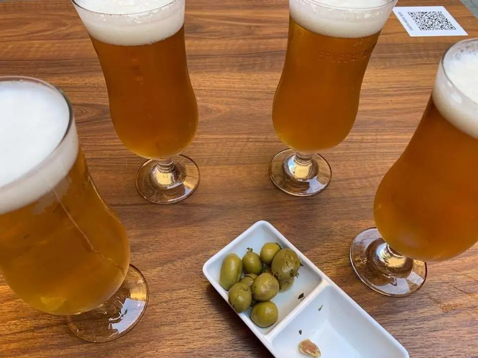 Cervezas y aceitunas en una imagen de archivo. - Europa Press