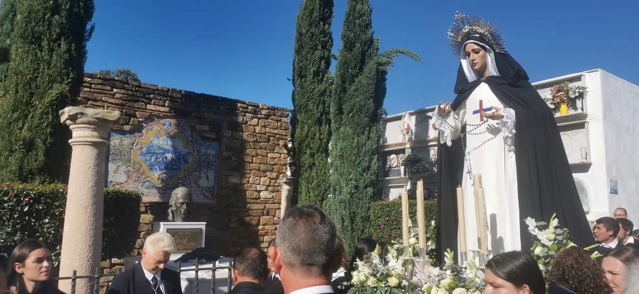 La Virgen de la Trinidad llega al cementerio viejo de Algeciras arropada por sus fieles