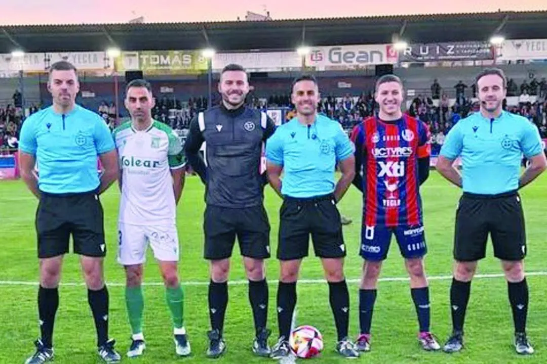Los dos capitanes y el cuarteto arbitral - ASCF