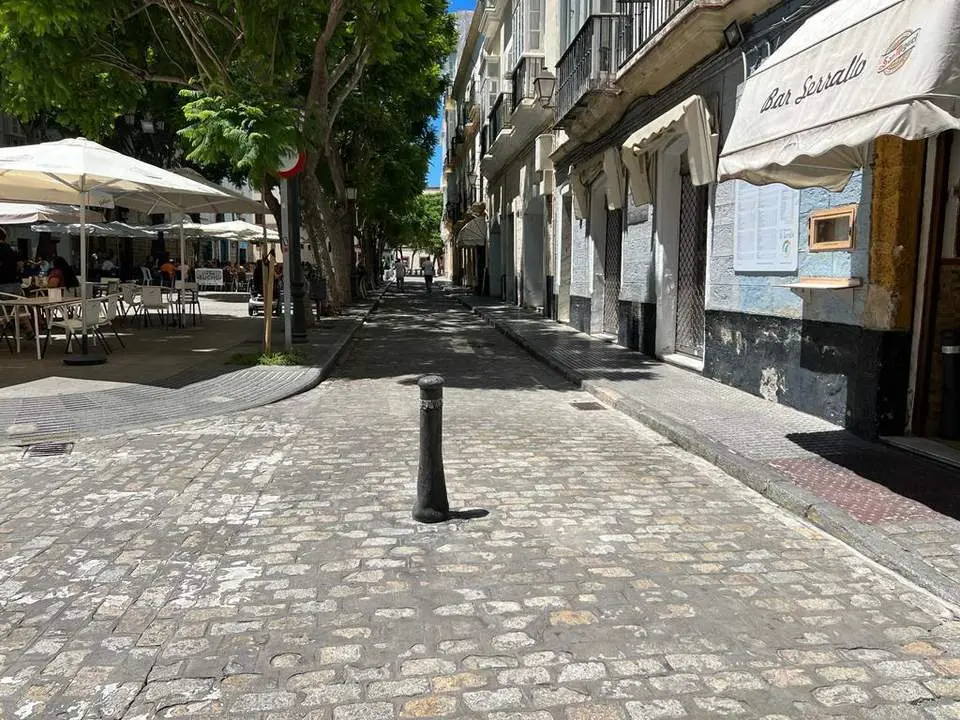 Bolardo en calle Veedor. - VIVA