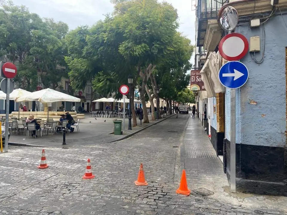 Imagen de cuando se peatonaliz&oacute; el lateral de la Plaza del Mentidero. - VIVA C&Aacute;DIZ