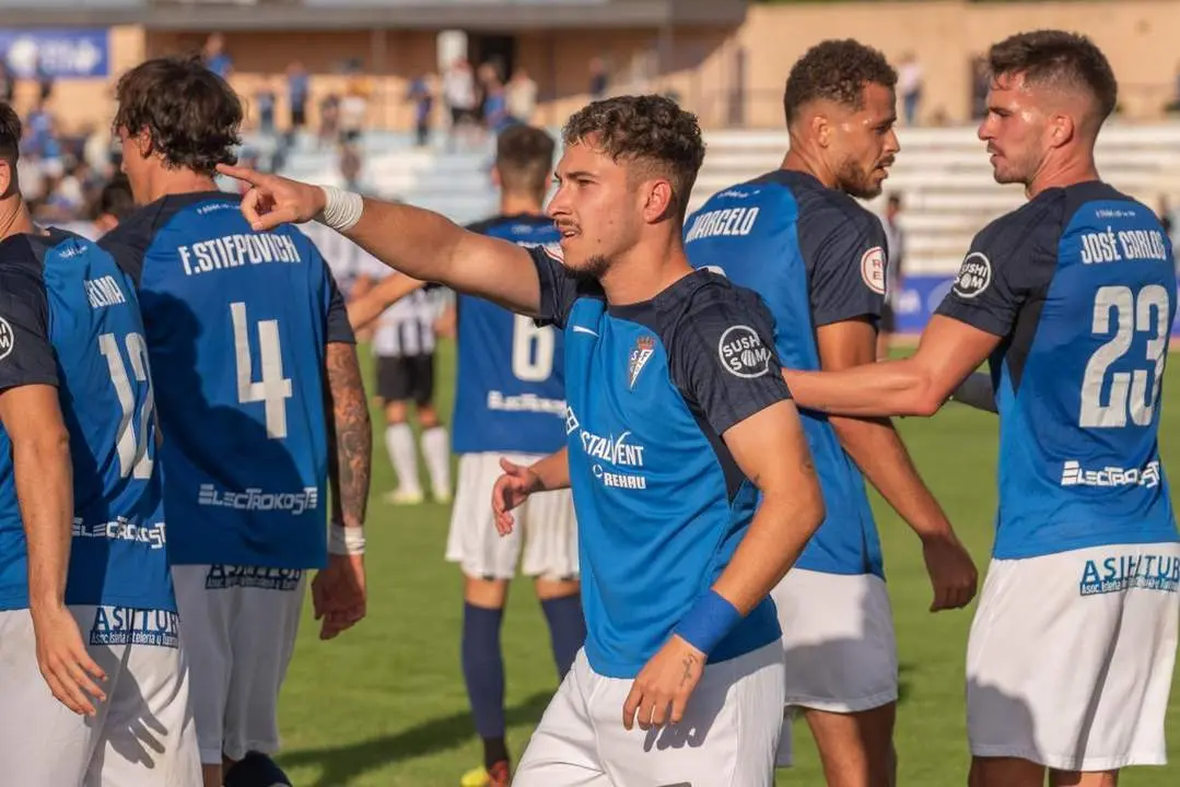 Carlos Le&oacute;n celebrando el 2-0 contra el Castell&oacute;n. - Antonio Quintero/SFCD.