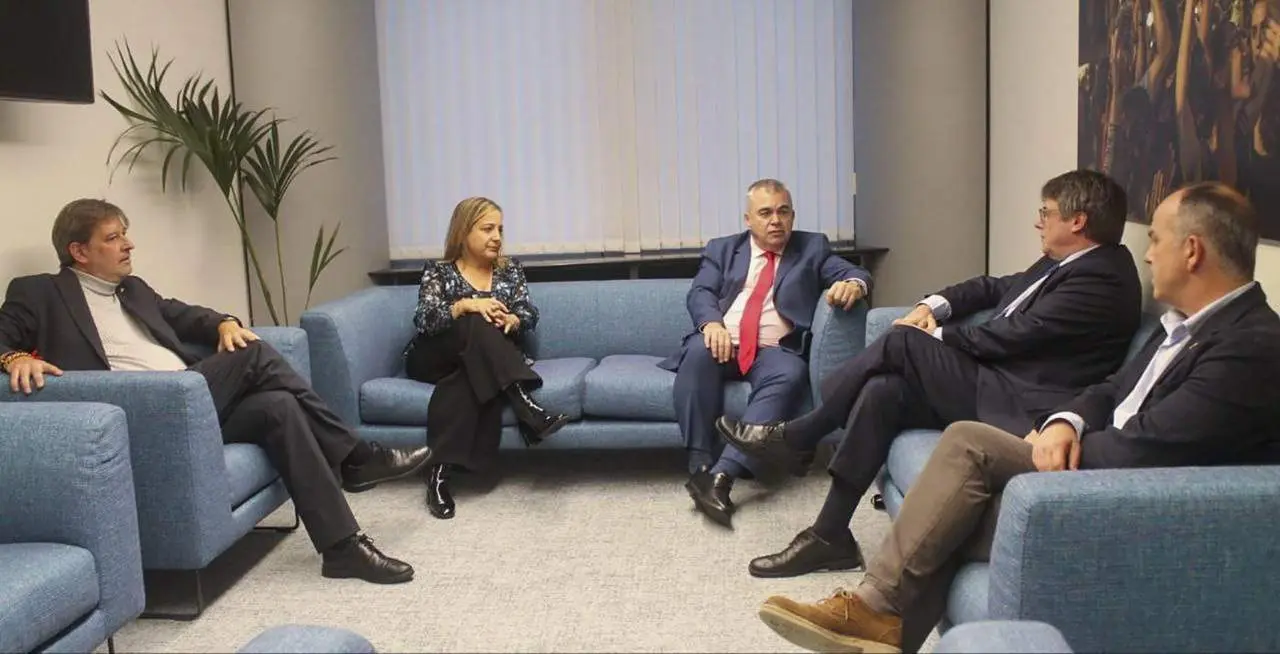 Puigdemont y Santos Cerd&aacute;n (PSOE) se re&uacute;nen. - EFE