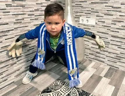 Thiago Luque, con los guantes de su &iacute;dolo. - CRISTIAN LUQUE