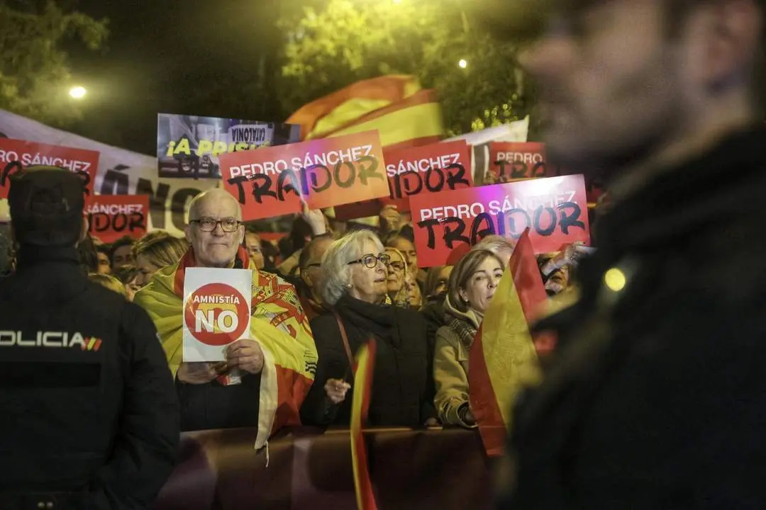 Decenas de personas durante una concentraci&oacute;n en contra de la amnist&iacute;a - Europa Press
