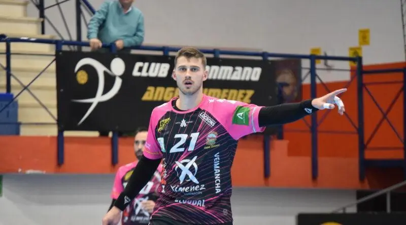 Tiago Sousa durante un partido en la Asobal. - BM &Aacute;NGEL XIM&Eacute;NEZ