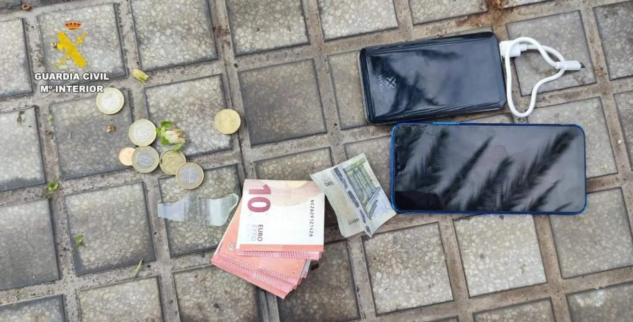 La Guardia Civil recupera una cartera robada. Foto de archivo. - GUARDIA CIVIL