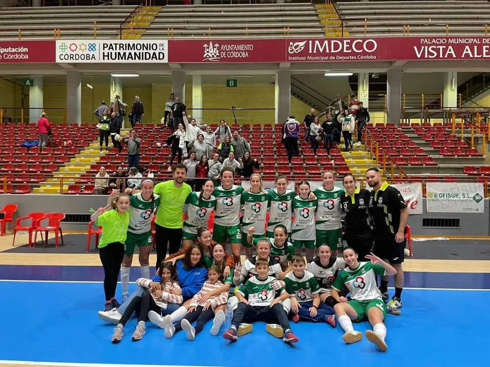 Plantilla del Deportivo C&oacute;rdoba tras la victoria en Vista Alegre. - DEPORTIVO C&Oacute;RDOBA