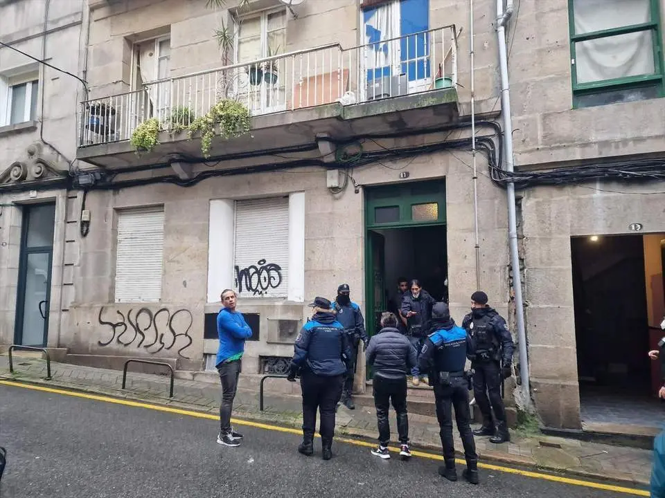Localizado un cad&aacute;ver en el n&uacute;mero 13 de la calle Fisterra de Vigo. - ep