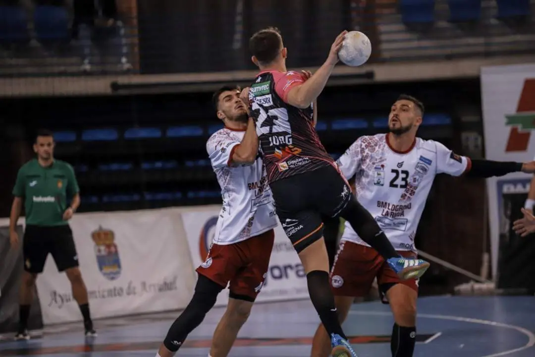 Tincho Jung durante el partido ante La Rioja. - LIGA ASOBAL