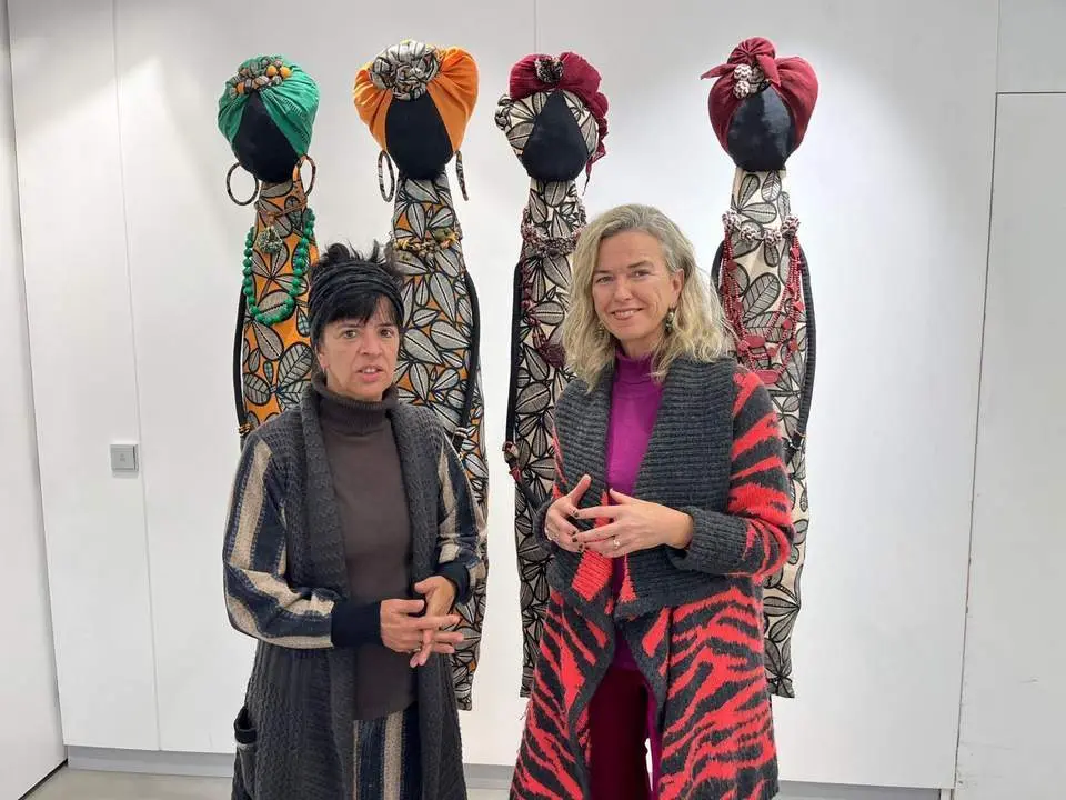 &Aacute;ngeles Devesa y Mar&iacute;a Luisa Garc&iacute;a-Palacios, en la exposici&oacute;n. - Caja Rural del Sur