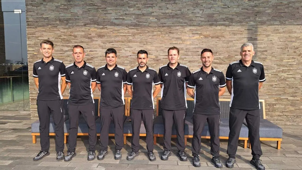 Alberto L&oacute;pez (izquierda), junto al resto de equipo t&eacute;cnico.  - RFEF