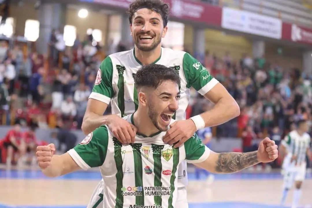 Zequi y Perin celebran un tanto en el encuentro ante Manzanares. - C&Oacute;RDOBA PATRIMONIO