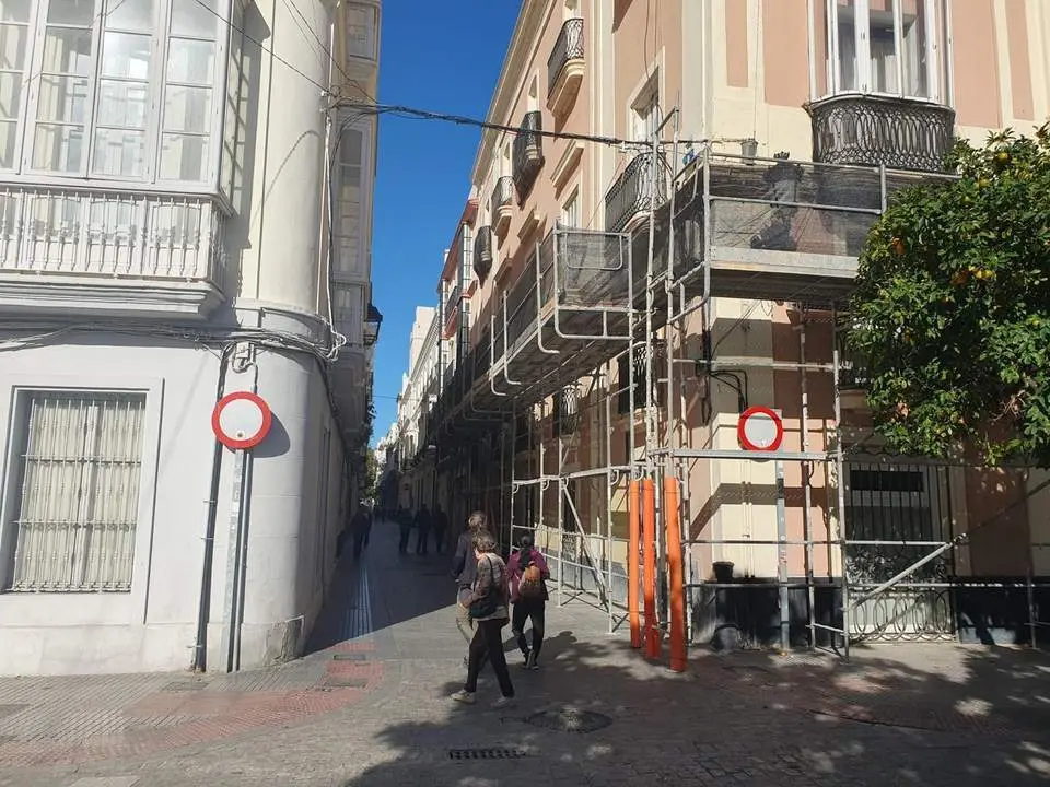 Las se&ntilde;ales de circulaci&oacute;n prohibida siguen instaladas en Veedor.  - BEATRIZ EST&Eacute;VEZ