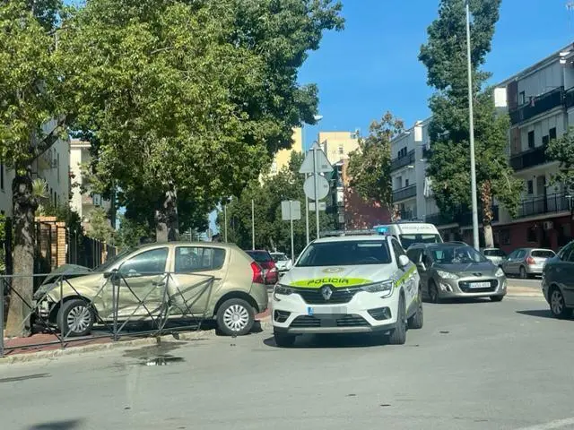 El coche siniestrado en la calle Federico Garc&iacute;a Lorca. - Viva
