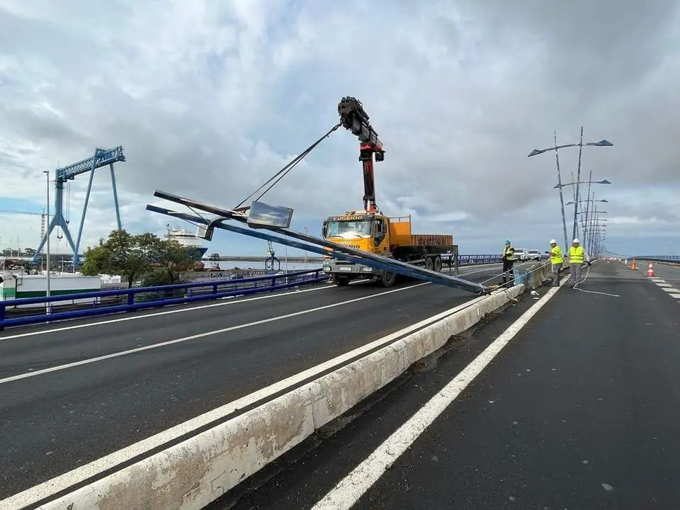Retirada de una farola del Puente del Odiel. - VH