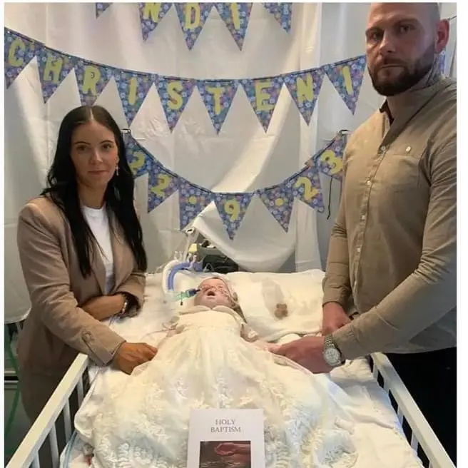 La beb&eacute; con sus padres. - Claire Staniforth/Facebook