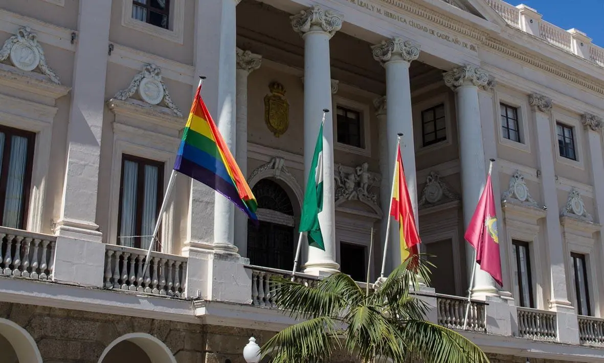 Izado bandera LGTBIQ en una imagen de archivo. - 
