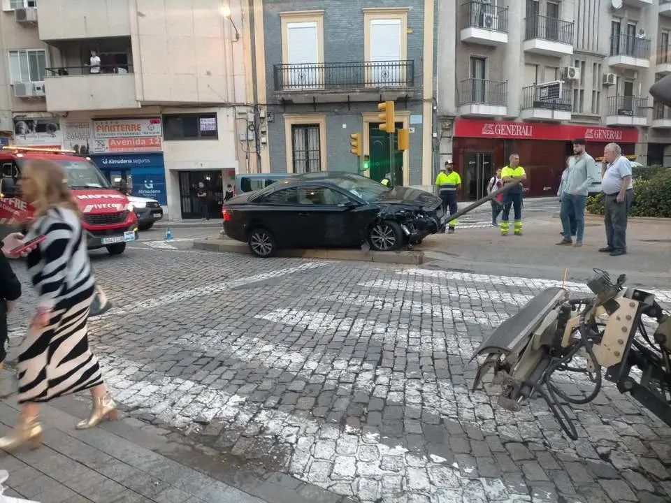 El coche siniestrado, sobre la mediana. - VH