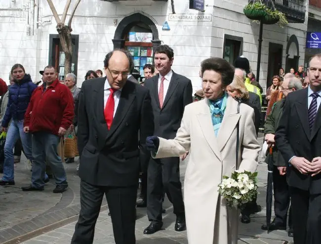 La princesa Real pase&oacute; por calle Real acompa&ntilde;ada del ministro principal, Peter Caruana. - S.P.C.