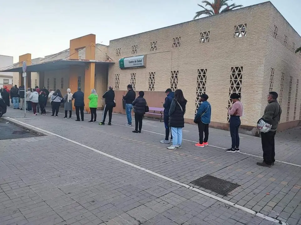 Colas a las puertas del centro de salud del Molino. - VH