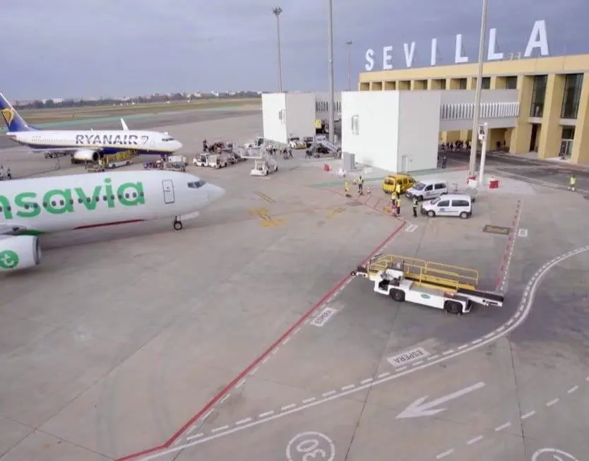 Aviones estacionados frente a la terminal del aeropuerto de Sevilla. - AENA