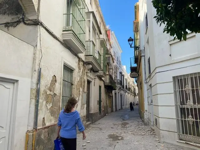 La calle ha reabierto tras realizarse labores de prevenci&oacute;n.  - Cristo Garc&iacute;a