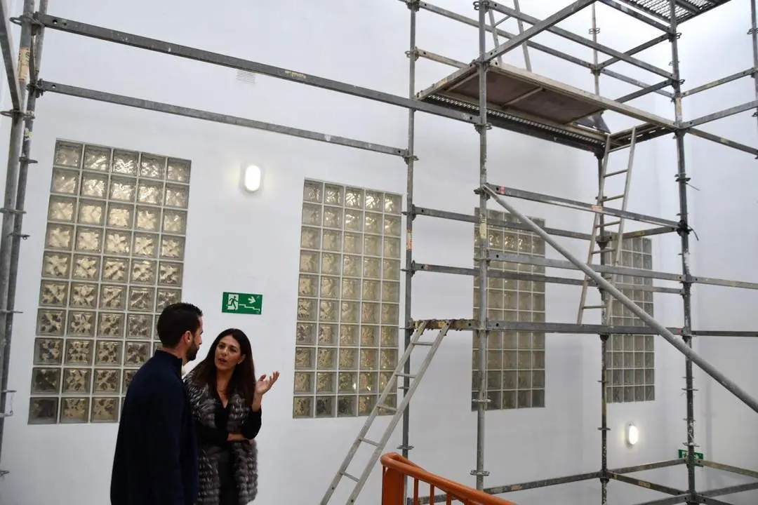 Arreglo de la cubierta del edificio Diego Salinas en San Roque. - AI