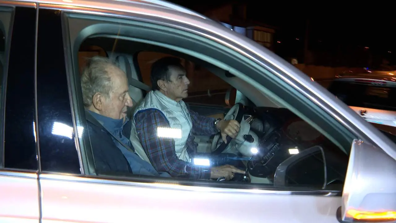 El rey Juan Carlos llega a Sanxenxo en su quinta visita a Espa&ntilde;a en lo que va de a&ntilde;o