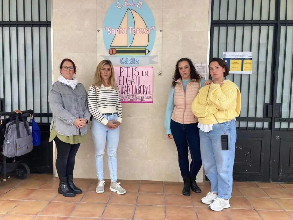 Madres, a la puerta del colegio Santa Teresa, por la huelga de PTIS. - VIVA