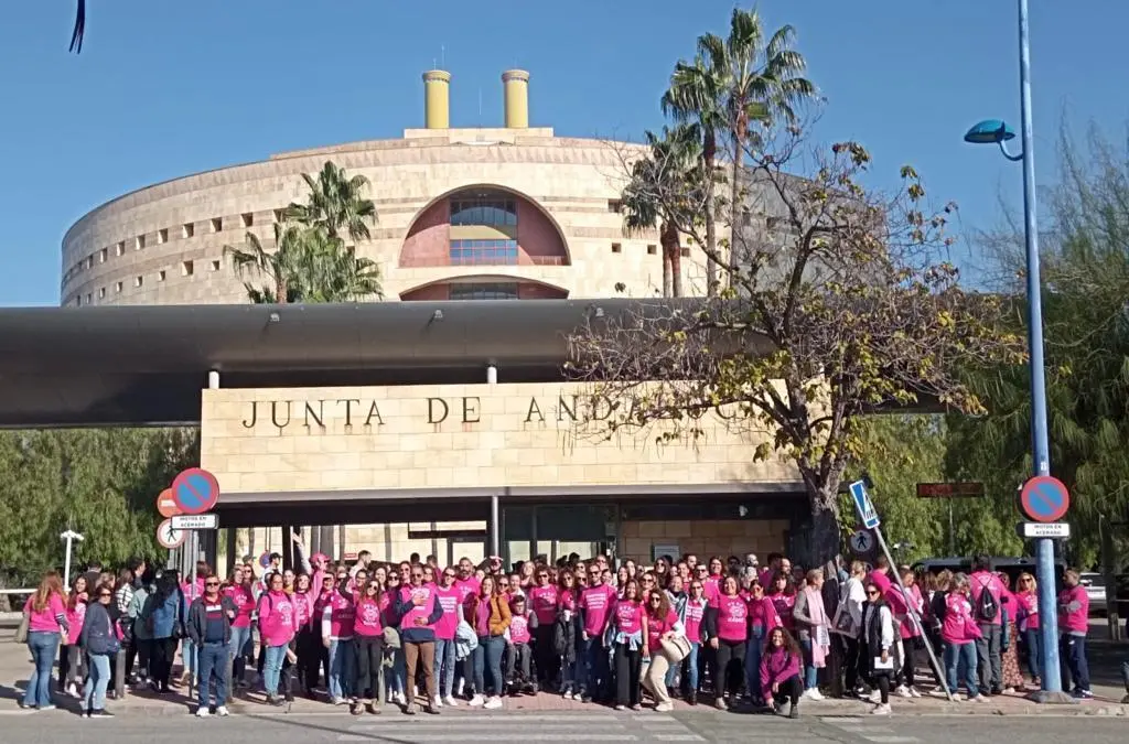 PTIS y familiares de alumnos de C&aacute;diz, en la protesta en Sevilla. - VIVA