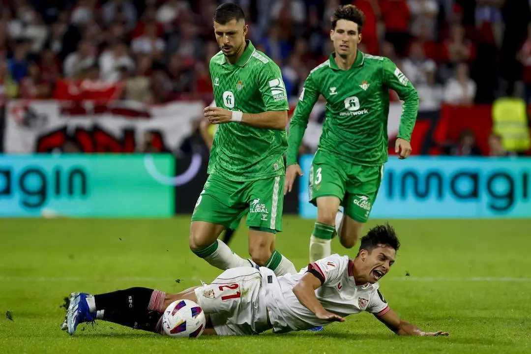El futbolista del Real Betis, Guido Rodr&iacute;guez, durante el Gran Derbi. - efe